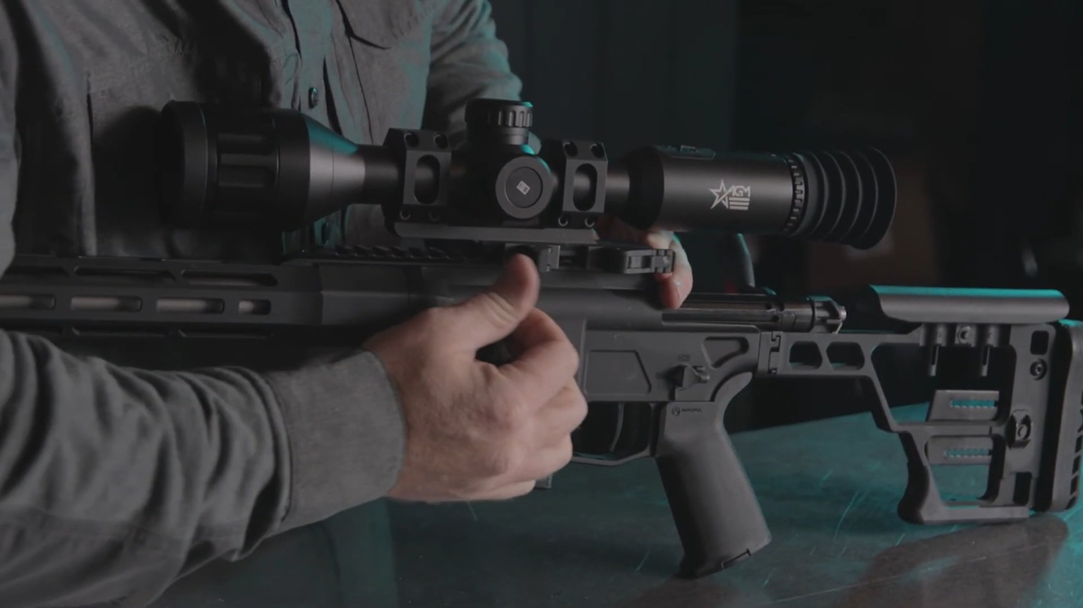 Тепловизионный прицел AGM Adder TS50-384 на охотничьем оружии