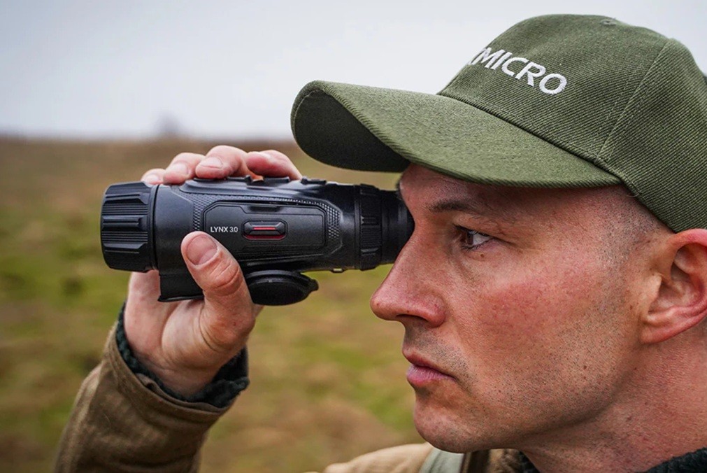 Тепловізор HikMicro LYNX LQ35L 3.0 у руках оператора під час нічного спостереження на відкритій місцевості