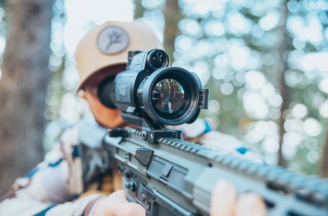 Тепловізійний приціл AGM VARMINT V2 LRF 35-384 на зброї