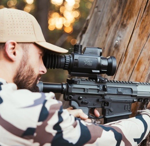 Тепловізійний приціл AGM VARMINT V2 LRF 50-640 під час використання