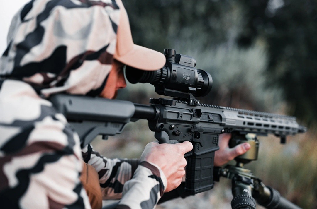 Общий вид тепловизионного прицела AGM VARMINT V2 LRF 50-640