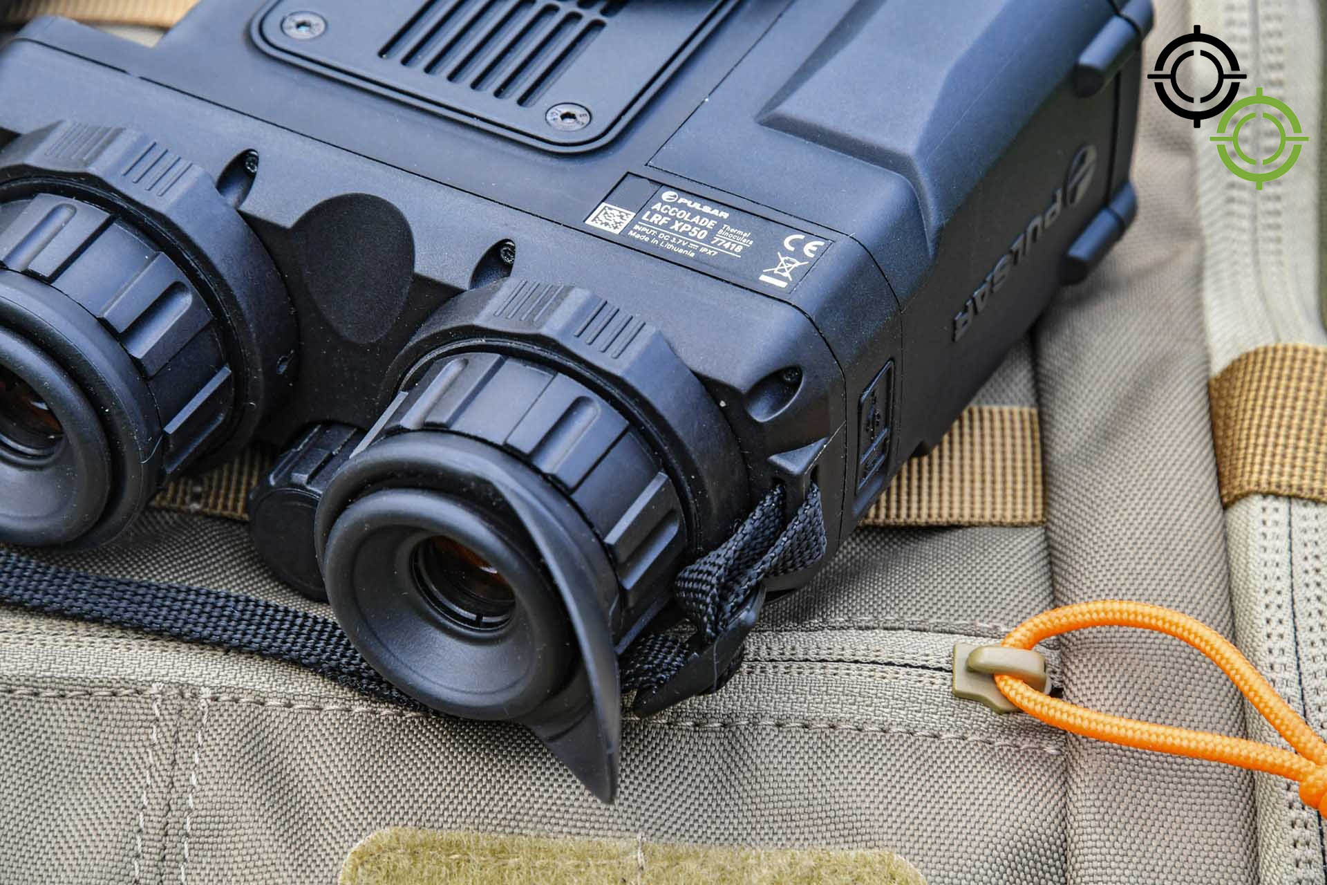 Фото 3. Деталь нижньої частини Pulsar Accolade XP50 LRF з ідентифікаційною панеллю. Окуляри регулюються по діоптріям та міжзоряній відстані.