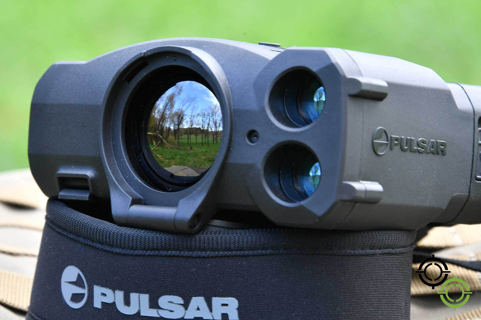 Фото 2. Німецька передня лінза об'єктива Pulsar Accolade XP50 LRF Зверніть увагу на два сенсорні вікна модуля лазерного далекоміра, які ідеально інтегровані в корпус пристрою.