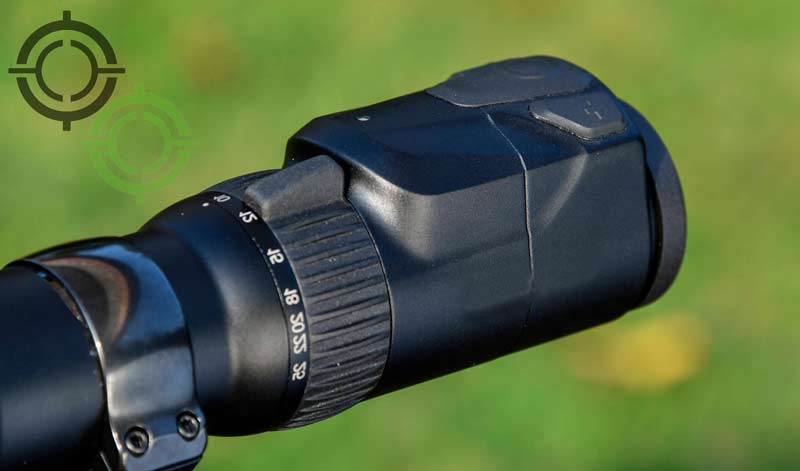 Роз'єм лазерного далекоміра розташований зверху по центру на окулярі Swarovski dS 5-25 × 52 P. Кнопки для регулювання підсвічування сітки знаходяться ліворуч і праворуч на самому прицілі.