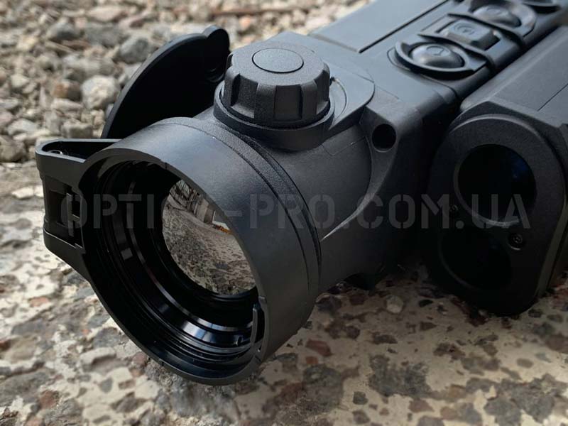 Система світлосильних германієвих оптичних лінз F50 / 1.2 прицілу Pulsar Trail 2 XP50 LRF має 2-кратне власне збільшення. Лінза з покриттям захищена відкидною кришкою.