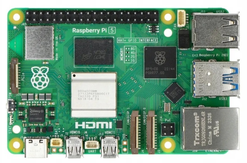 Вид Raspberry Pi 5 8GB сверху крупным планом, где четко виден новый процессор, порты и кнопка питания